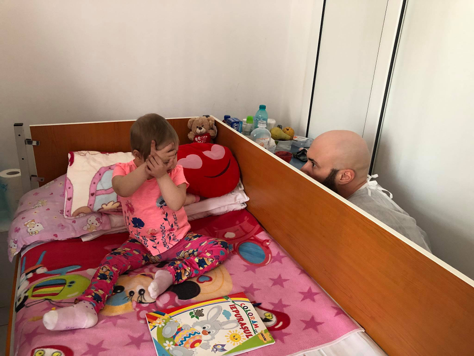Codin Maticiuc și Mihai Bendeac au vizitat copiii bolnavi de cancer dintr-un spital: „De la doi păcătoși, acum, în Săptămâna Mare transmitem sănătate”