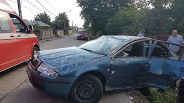 Trei copii au fost implicaţi într-un accident rutier, după ce maşina în care se aflau a fost lovită violent de un alt autoturism 
