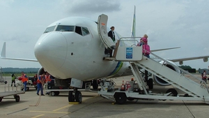 Un avion plin cu români a fost lovit de o cisternă