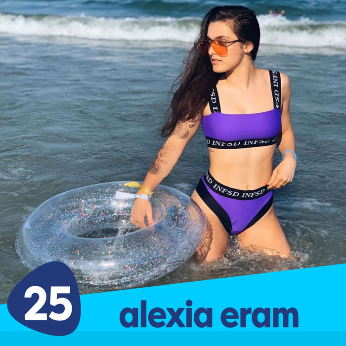 Alexia Eram, sexy și jucăușă pe plajă