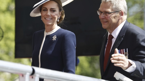 Cu cât se închiriază avionul privat cu care călătorește Kate Middleton, de fapt. Ce pune la dispoziție aeronava Embraer Legacy 600