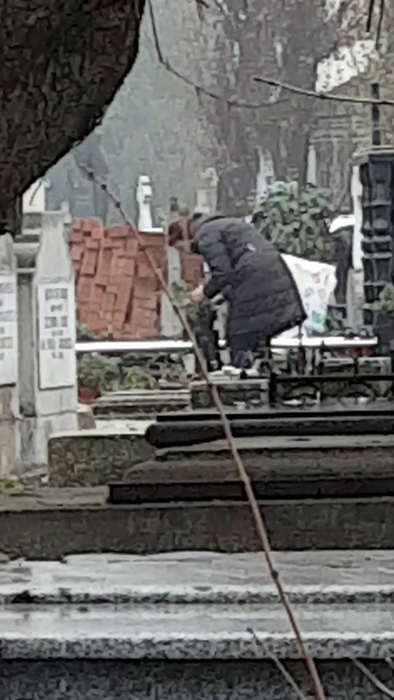 Văduva lui Fane Spoitoru
i-a împodobit mormântul 
celui mai cunoscut interlop al României