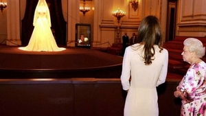 Ce a spus regina Marii Britanii cand a vazut cum este expusa rochia de mireasa a lui Catherine: "Oribil si dezgustator"