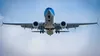 Momente de panică la bordul unui avion! Un pasager, la un pas de tragedie după ce geamul cabinei s-a spart în timpul zborului: „Cu greu au reușit să-l tragă înapoi”