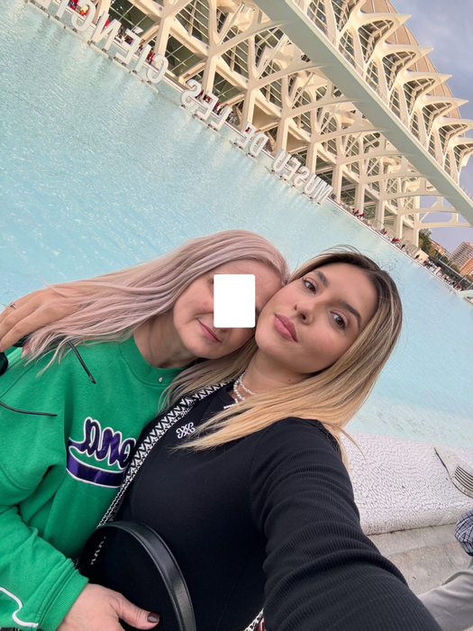 Recunoști fetița din imagine?! Astăzi este una dintre cele mai celebre vedete din România