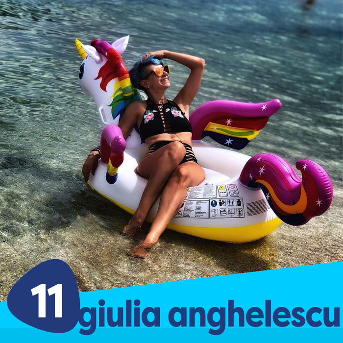 Giulia Anghelescu, sexy și jucăușă la plajă