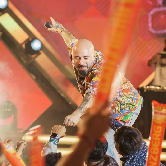Matteo: "Se rezolvă simplu, dacă copilul e fericit, e și mama fericită. Așa că iei două trei prințese copilului și după aia te uiți cu coada ochiului la mamă, vezi că râde și ea!" (Foto: Instagram)