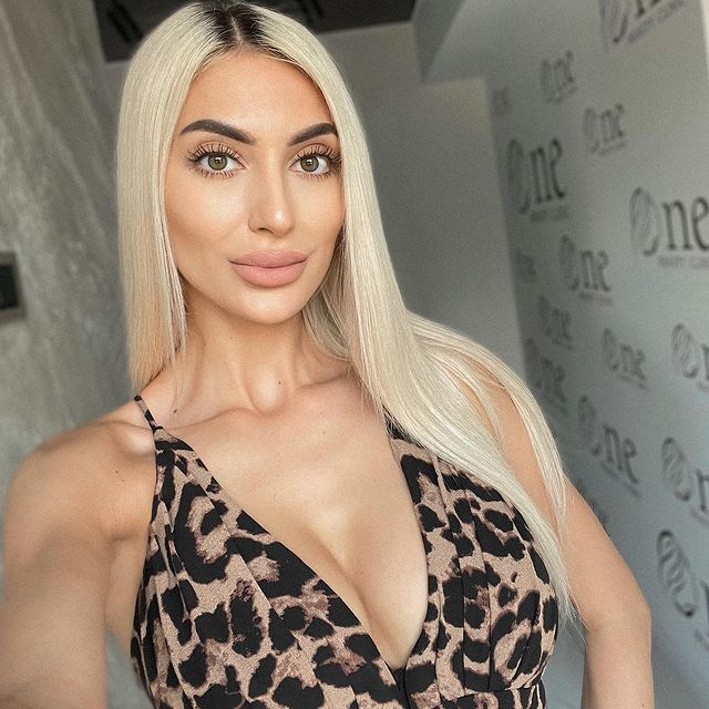 Rodica, o blondină sexy, fostă concurentă la „Burlacul”