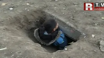 Ne-au îngropat de vii! Clipele de groază prin care oamenii străzii au trecut când poliţia i-a blocat în canale