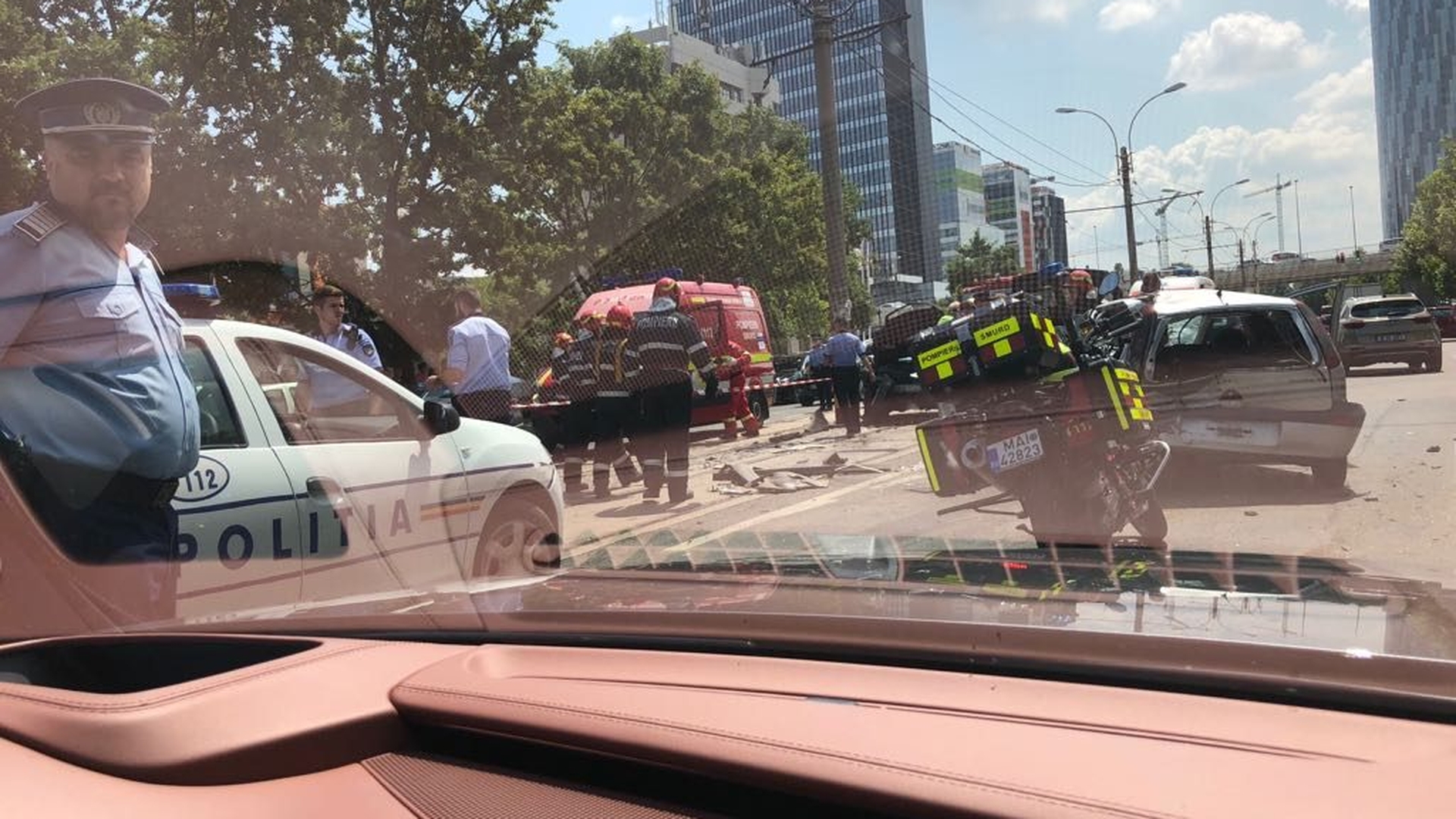 UPDATE accident teribil în București: un şofer urmărit de poliţie a lovit 5 maşini în nordul Capitalei. Bărbatul n-a fost prins