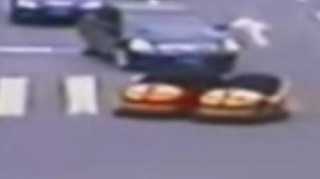 VIDEO Un barbat a condus doua masinute simultan prin traficul aglomerat