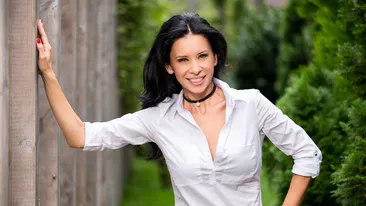 Ne-a mărturisit drama din spatele frumuseţii! Sexy-matinala de la TVR 1 avea 80 kg şi arăta ca un ”Bursuc”, dar acum e… SUPER-HOT, în costum de baie!