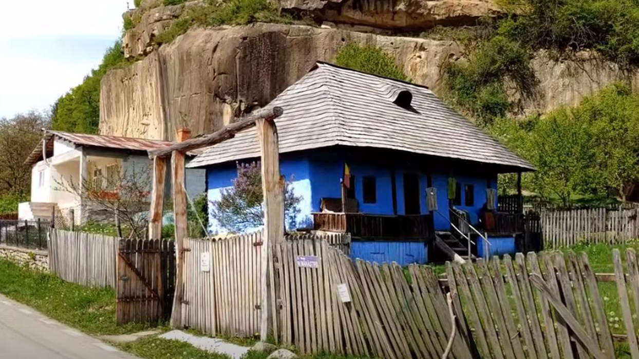 „Căsuța Albastră” se află la 156 de kilometri de București /Foto: Captură YouTube