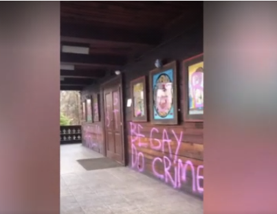 O biserică din Capitală a fost vandalizată. BOR acuză comunitatea LGBT. Ce mesaje au lăsat pe pereții lăcașului sfânt