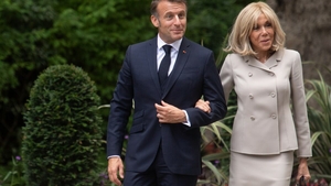 Modul incredibil prin care Emmanuel Macron vrea să le dovedească tuturor că Brigitte e femeie! S-a săturat de controverse