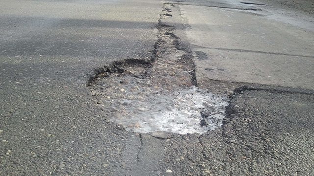 Patania incredibila a unui sofer din Bucuresti! Barbatul, la un pas sa fie amendat pentru ca si-a avariat masina intr-o groapa