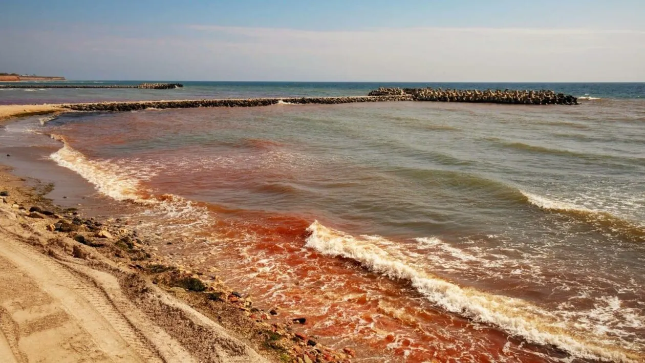 Fenomen bizar în stațiunea Olimp. Motivul pentru care Marea Neagră a devenit roșie