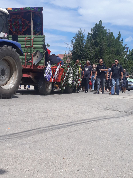 Sicriul a fost dus la cimitir cu un excavator, pentru că în comună nu există firmă de pompe funebre