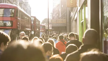 Modificare legislativă pentru românii care muncesc în Marea Britanie. Decizia guvernului britanic a stârnit numeroase reacții în insulă