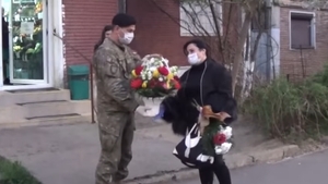 Gest emoționant! Cum au întâmpinat-o militarii din Galați pe asistenta hărțuită de vecini pentru că îngrijește bolnavii de COVID-19 VIDEO