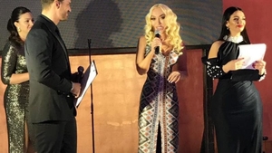 GALERIE FOTO | Diana Bianca arată ca un model! Cea mai sexy femeie de afaceri din București a atras toate privirile, aseară, la un eveniment monden