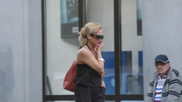 Imagini de senzatie! Fosta doamna Dichiseanu s-a machiat, s-a parfumat si s-a cocotat pe tocuri pentru o tura de cartier!