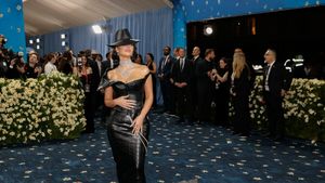 Ținuta lui Kim Kardashian, călcată de un bodyguard la Met Gala 2025. Cum a reacționat vedeta imediat. Imagini video