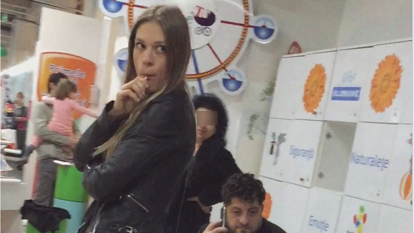 Tavi Colen & iubita mai tânără + băieţelul cântăreţului au ”topit” trei acadele!