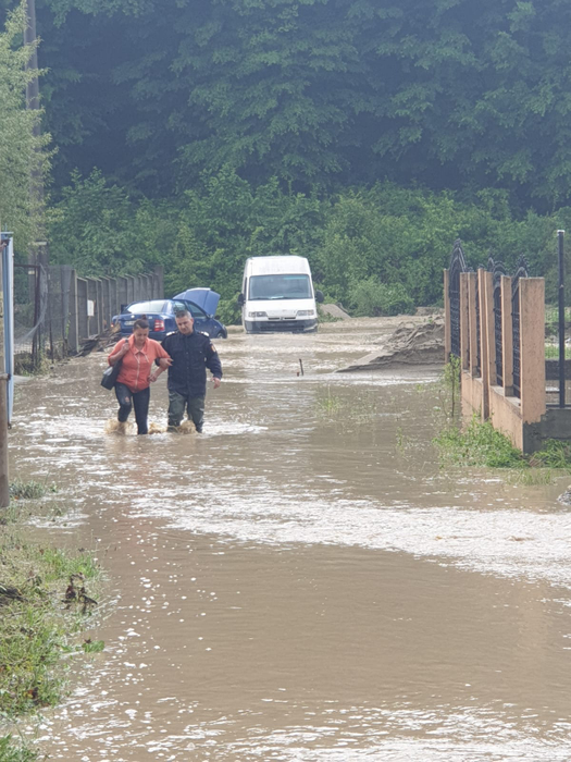 VIDEO. Inundații masive în Bascov, Argeș. Cei peste 150 de copii din grădiniță sunt evacuați