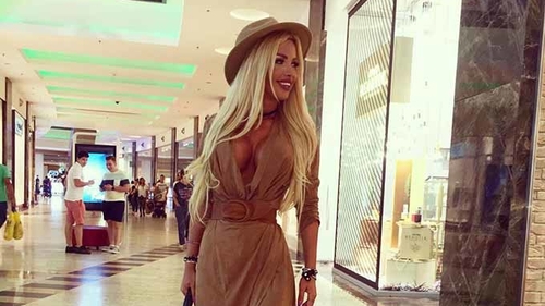 LOREDANA CHIVU s-a pozat sexy la piscină, dar fanii au observat un detaliu ruşinos! "Groaznic se vede..."