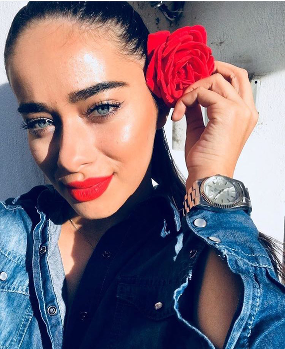 Larisa l-a cucerit pe fotbalist cu chipul ei senzual