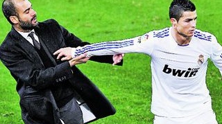 Barca cu fotbalul, Real cu bataia