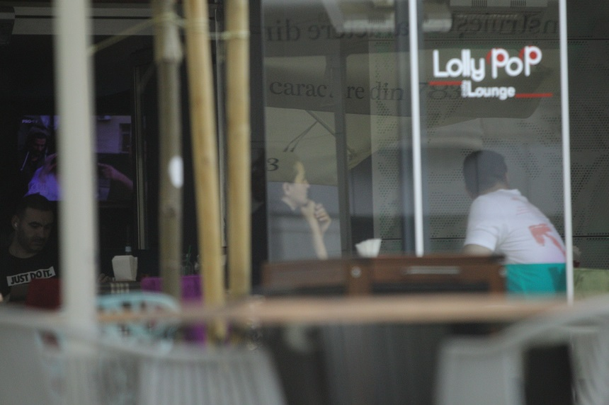 Victor Slav la cafenea, alături de o femeie misterioasă