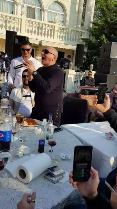 La asta, cu siguranță, nu te așteptai! Adrian Minune și Marcel Pavel, duet în curtea casei