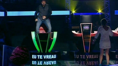 Nu ti l-ai fi inchipuit asa pe Marius Moga! Uite cum s-au catarat pe scaune toti juratii de la "Vocea Romaniei" ca sa danseze cu o concurenta!