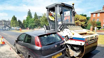 Britanicii au turnat bitum in jurul unei masini