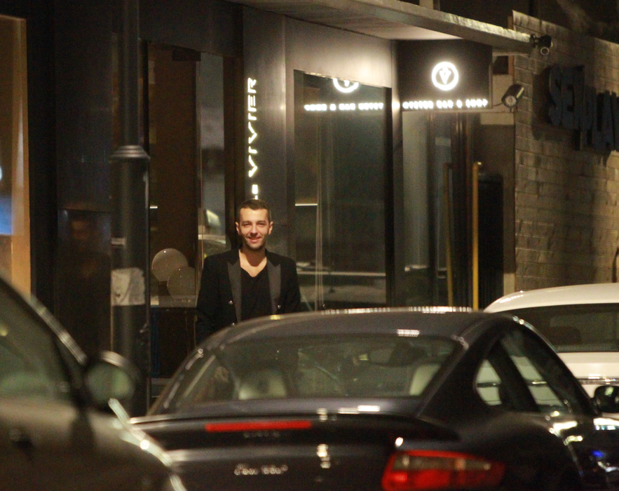 Iubitul Mădălinei Ghenea 
a rezervat un restaurant întreg pentru un ”meeting” nocturn cu trei tipese!