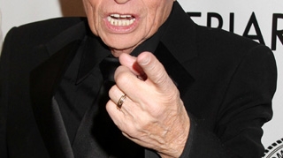 O jurnalista s-a strofocat minute in sir sa-l ridice in brate pe Larry King. Vezi daca a reusit