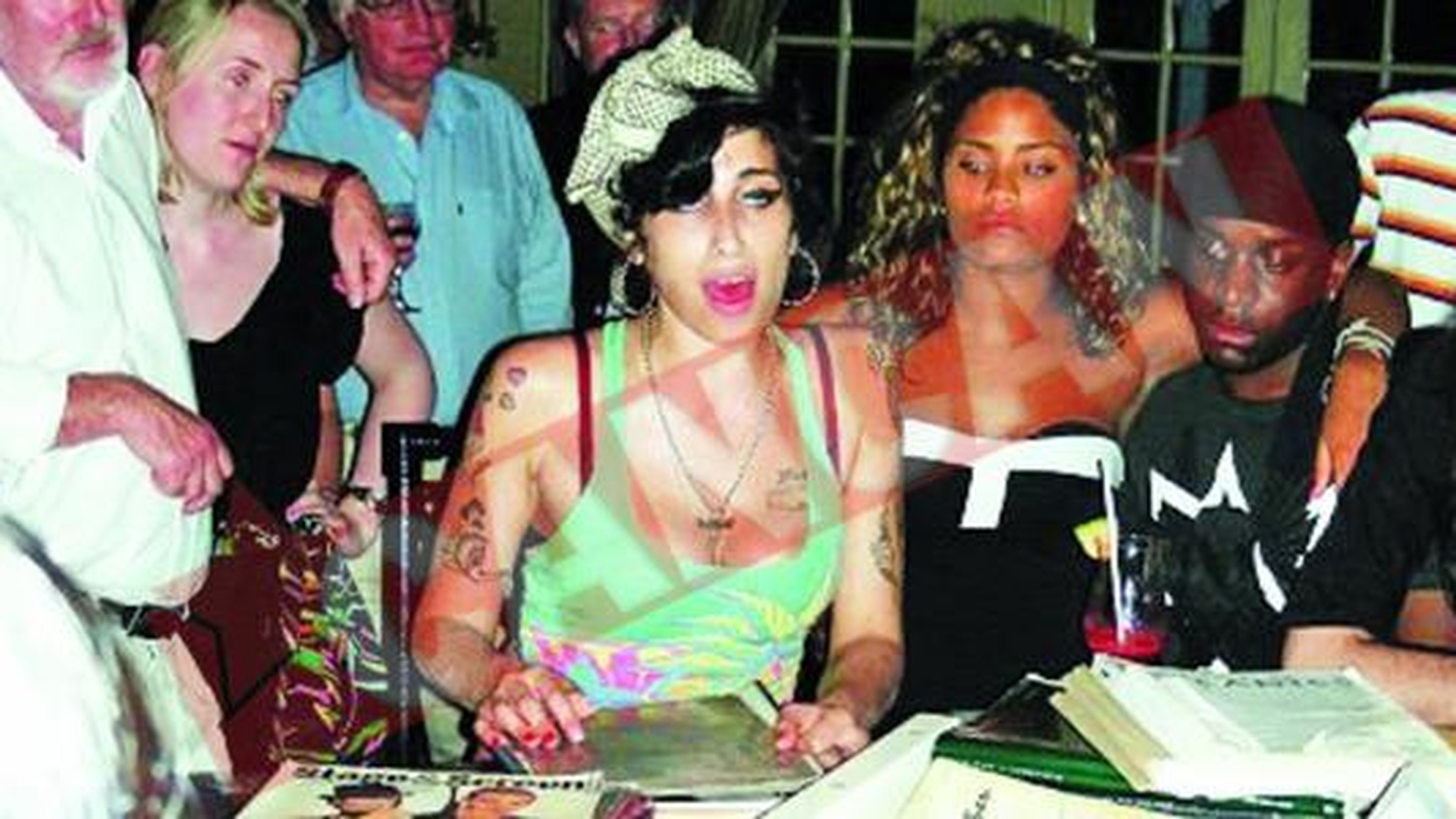 Amy, in patru labe pe pian