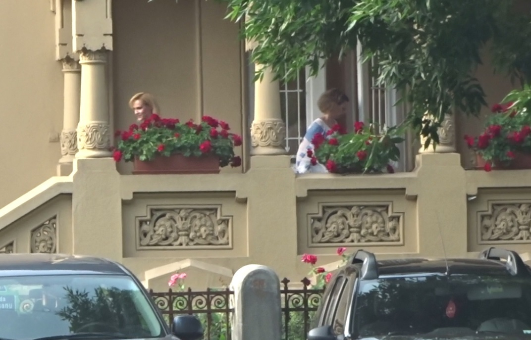 Gabriela Firea şi Ligia Enache ies zâmbitoare de la ginecolog