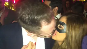 Versace a inceput bine anul! I-a sters rujul, la miezul noptii, unei satene cu masca!