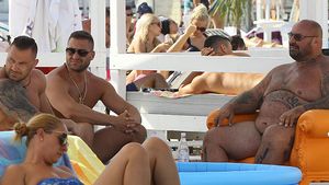 L-am fotografiat, la mare, pe cel mai tatuat bărbat din România! Este ex-concurent la ”Uite cine dansează”, are 150 de kilograme şi...