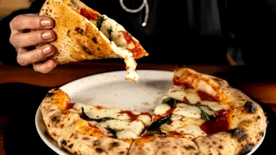 Criză în America! Cât a ajuns să coste o banală pizza cu brânză