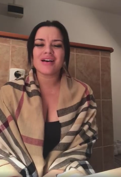 Carmen de la Sălciua s-a pozat nemachiată! Nu ai mai văzut-o așa pe cea mai sexy interpretă de muzică populară