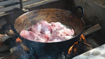 Cum faci jumări de porc crocante la exterior și moi la interior pentru masa de Crăciun. Secretul rețetei bunicilor de la țară