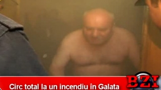 VIDEO HALUCINANT! Apartamentul lui ardea, el era asfixiat in casa si nu-i lasa pe pompieri sa intre - "Am pus o oala pe foc si a scazut apa"! Reactia vecinilor e geniala: "Te prind eu, tu-ti crucea ma-tii"