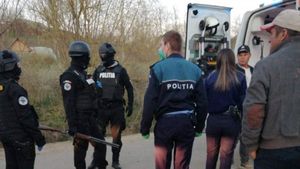 Incredibil! Doi tineri din Buzău au luat la bătaie polițiștii cu o sapă, pentru că le-au deranjat petrecerea de acasă