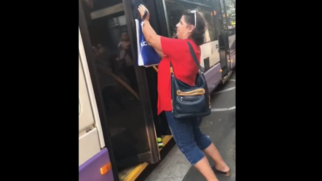 VIRAL | Un adolescent din Timișoara este împins de o femeie, într-un autobuz plin până la refuz