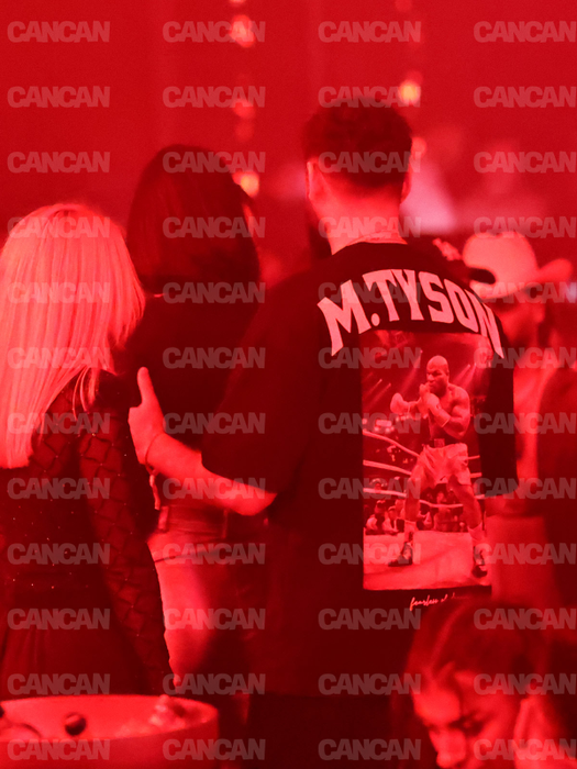 Influencerița, la party cu un bărbat misterios