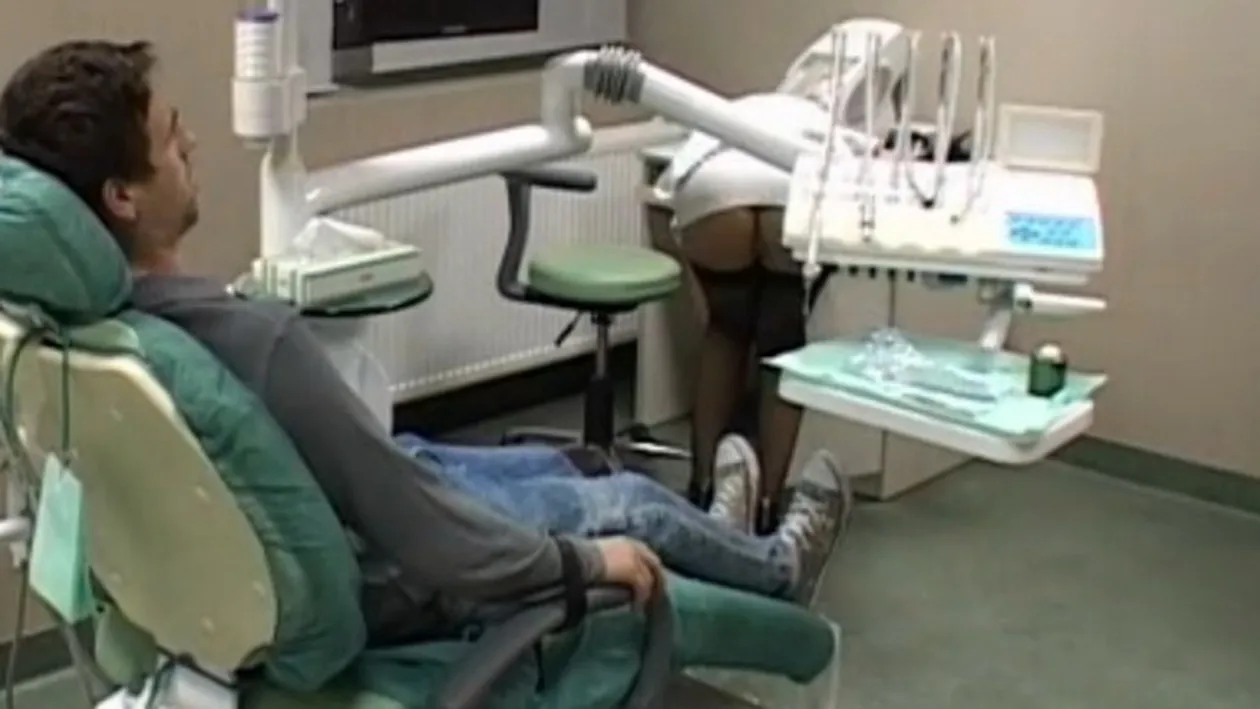 S-a intamplat in Bucuresti! A venit sa isi scoata o masea, insa a ramas... CA LA DENTIST cand a vazut ce bomba sexy il trateaza